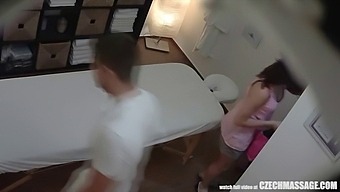 Intimitate Intensa Pe O Masa De Masaj Din Cehia