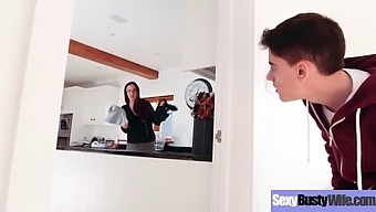 การเผชิญหน้าอย่างร้อนแรงกับแม่บ้านนมโต (Emma Butt) ในคลิปเสียว