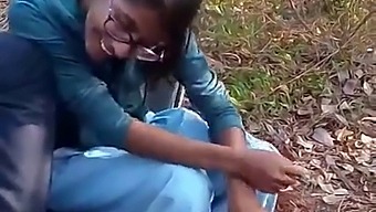 Profesor Indian Și Studenți Se Angajează În Activitate Sexuală În Pădure Pentru Câștiguri Bănești
