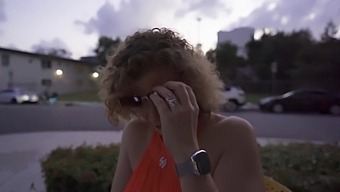 Sânii Mari Și Fundul Gras Al Lui Sara Jay Fac Un Antrenament În Acest Videoclip