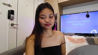 Abby2634 Teases With A Glimpse Of Her Moist Vagina On Webcam