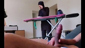 Această Servitoare Musulmană Este Luată Pe Nepregătite Când Își Expune Penisul!