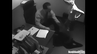 En Blond Kontorarbeider Utfører Oralsex På Arbeidsgiverens Store Penis.