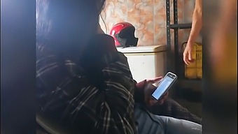 Colegul De Serviciu Amator Devine Obraznic La Locul De Muncă