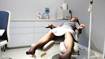 O Maseuză Excitată Sexual Face Un Masaj Cu Picioarele Clientului Ei