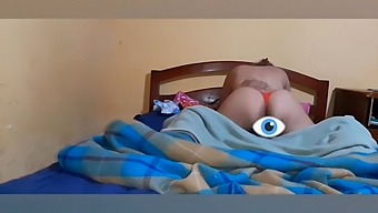 O Femeie Frumoasă Cu Un Fund Uimitor Într-O Rochie Roșie Uimitoare