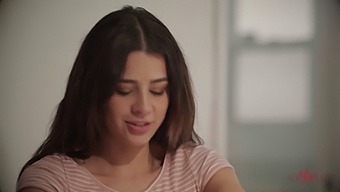 Η Kylie Rocket Και Η Ariel X Σε Μια Καυτή Λεσβιακή Συνεδρία Ψαλιδιού