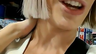 Femeia Matură Caută Un Tânăr Pentru Sex Anal Într-O Toaletă Din Mall