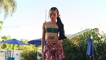 O Adolescentă Singură Cu Sânii Mari Este Atacată De Un Monstru Uriaș