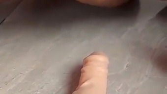 Fundul Mare Primește O Penetrare Adâncă Cu Un Dildo
