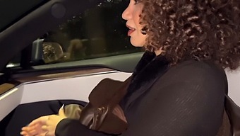 O Tânără Căreia Îi Place Să Facă Sex Cu Diferiți Bărbați Cu Consimțământul Soțului Ei În Mașină.